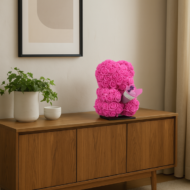 Beer DELUXE auf Ständer 25 cm – Fuchsia Schaumstoff mit Blumenstrauß – in luxuriöser Geschenkverpackung 25 cm – Bild 3