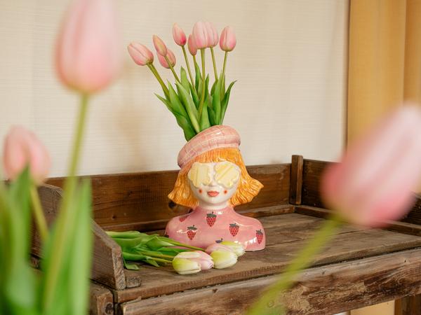 thumbnail_600-78 Vaas Meisje aardbei - Roze Aardewerk pot - 24 cm hoog – Bild 1